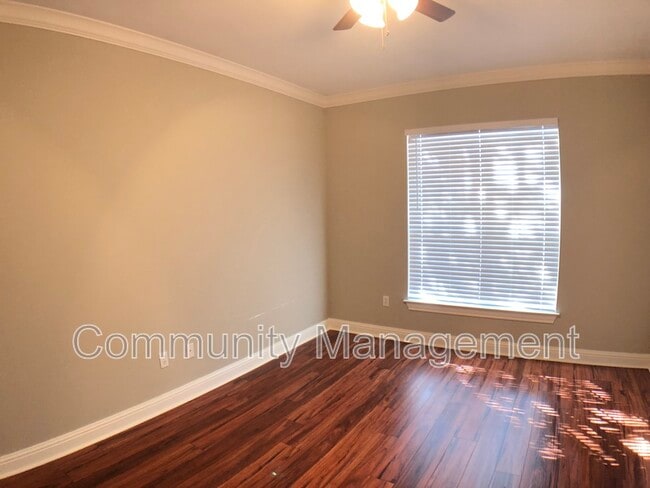 Building Photo - 710 E Boyd Dr