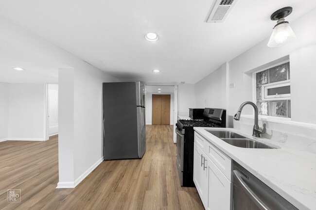 Building Photo - 3414 N Damen Ave