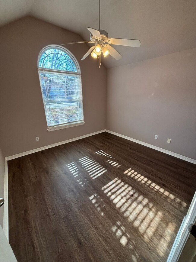 Building Photo - NEW APPLIANCES! Gorgeous Single Family Home Off Of Mount Comfort Road!