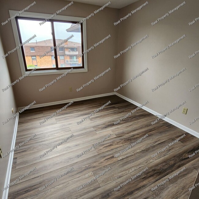 Building Photo - Updated 2 bedroom Condo