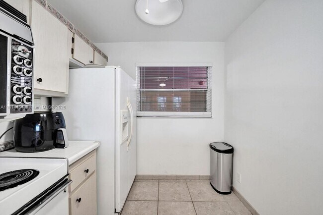 Building Photo - 1911 Sabal Palm Dr