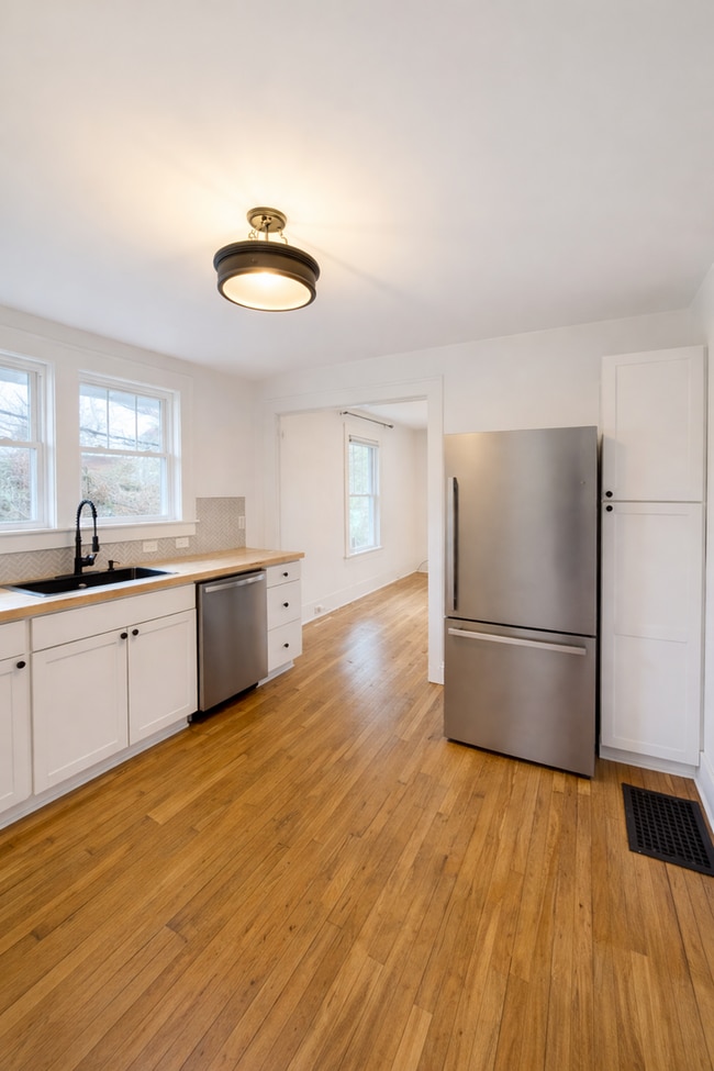 Building Photo - Charming Asheville Cottage!