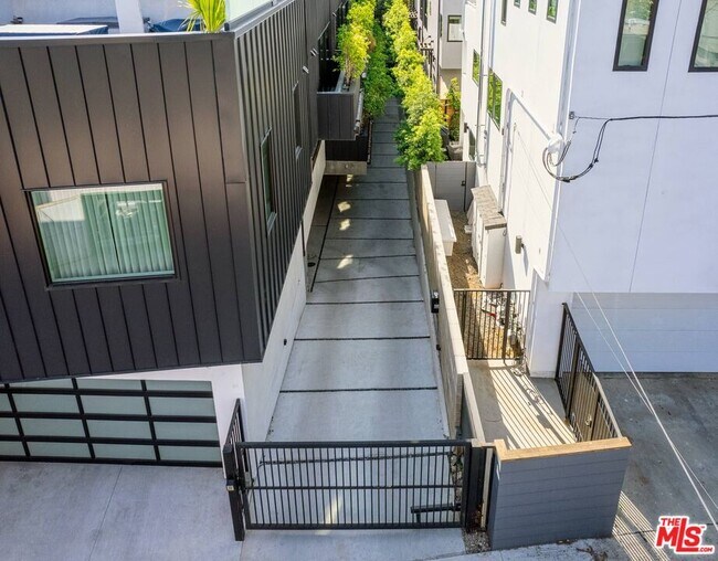 Building Photo - 330 Rennie Ave