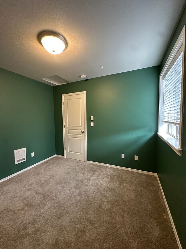 Building Photo - 25 SW Roosevelt Ave