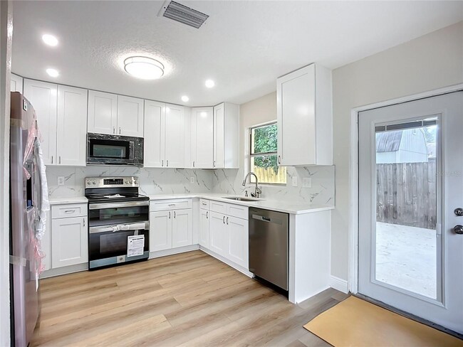Building Photo - 6511 3rd Ave NE