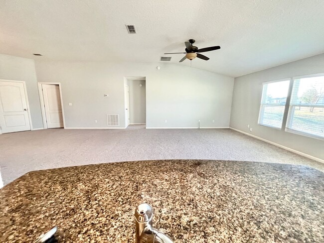 Building Photo - Spacious 4 bedrooms