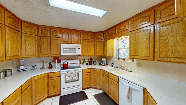 Building Photo - Fully Furnished 3 Bedroom Rental
