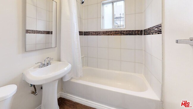 Building Photo - 5522 Sierra Vista Ave