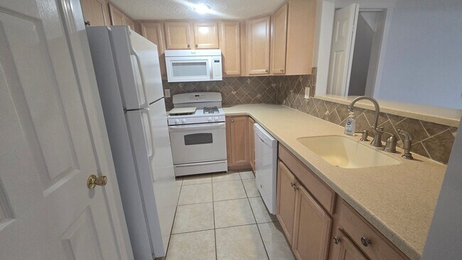 Building Photo - 2 Bedroom 2 Bathroom Townhome