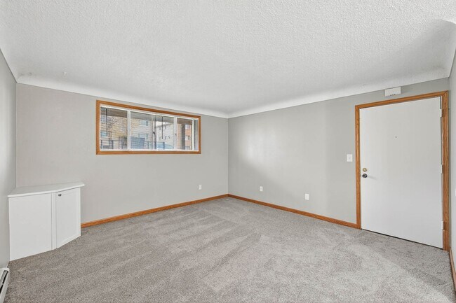 Building Photo - Updated Spacious 2BR/1 Bath Apartment Avai...
