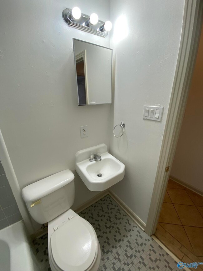 Building Photo - 1512 Oakwood Ave NE