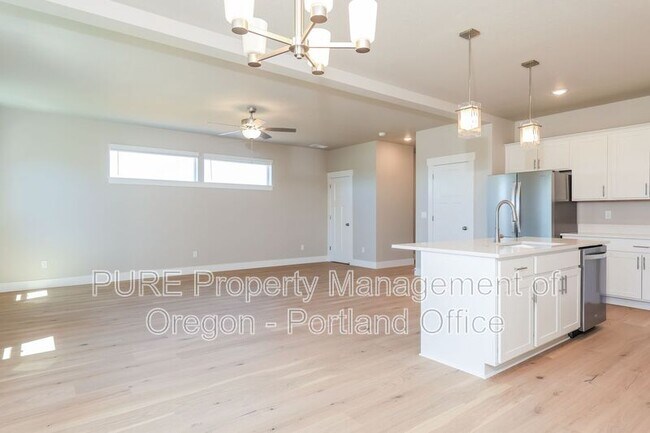 Building Photo - 504 NE Trillium Dr