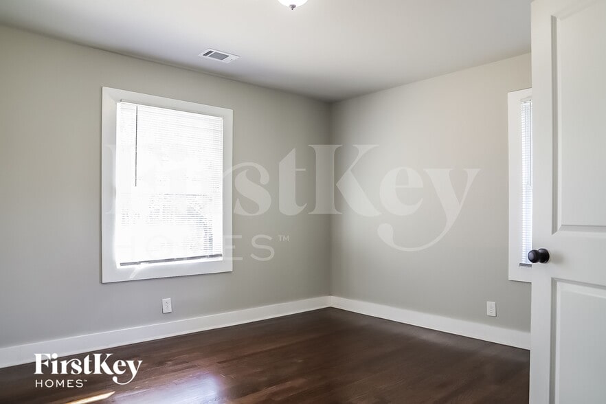 Building Photo - 2207 Freydale Rd