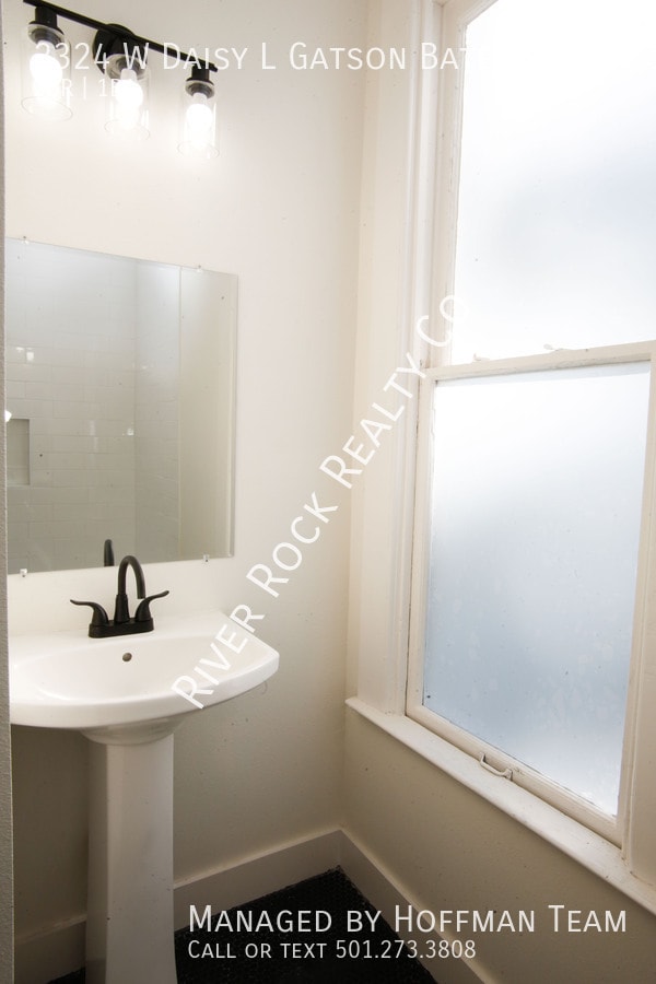 Building Photo - 2324 W Daisy L Gatson Bates Dr