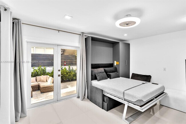 Building Photo - 1002 10th St