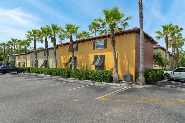 Building Photo - Renovated Condo in Downtown's coveted Dela...