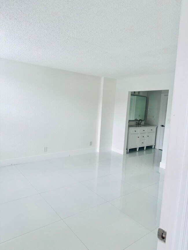 Building Photo - 9 Royal Palm Way