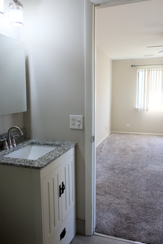 Building Photo - Wheeling, Lexington Commons 2BR/2BA 1 Garage & 2 Pools!