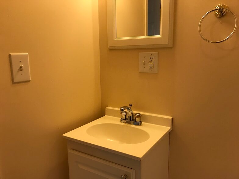 400 Herr Half Bath - 400 Herr St