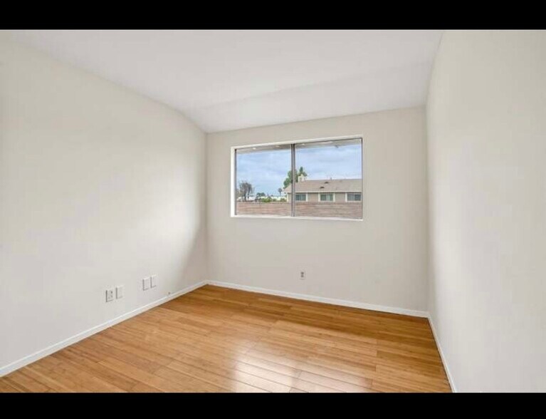 Building Photo - 15210 Shadybend Dr