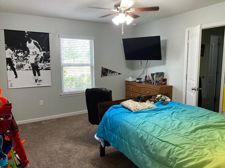 Middle bedroom, shared full bathroom - 9009 Quail Roost Dr