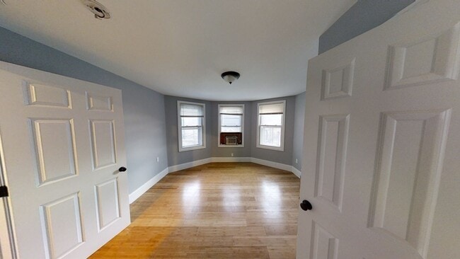 Building Photo - 722 Saratoga St