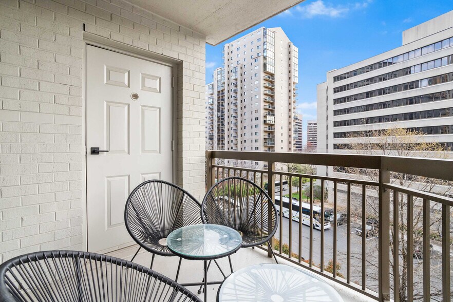 Building Photo - 1221 S Eads St