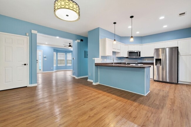 Building Photo - Spacious 3 Bed / 2 Bath Townhouse in Atlanta – $1,995/mo (Trash & Landscaping Included!)