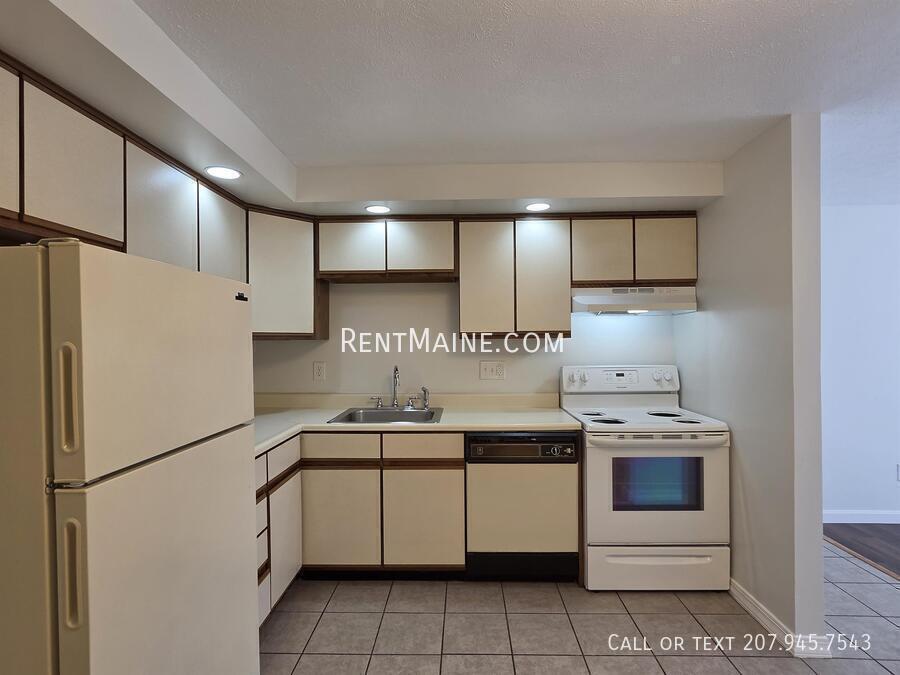 Building Photo - 20 Tall Pines Dr