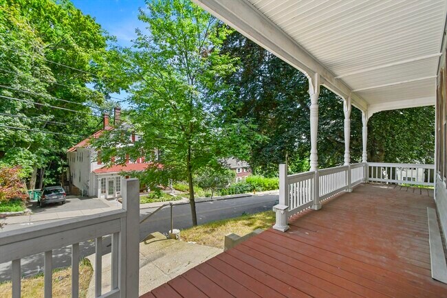 Building Photo - 198-200-200 Blossom St