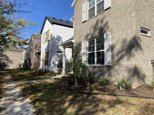 Building Photo - 2351 E Amherst Aly
