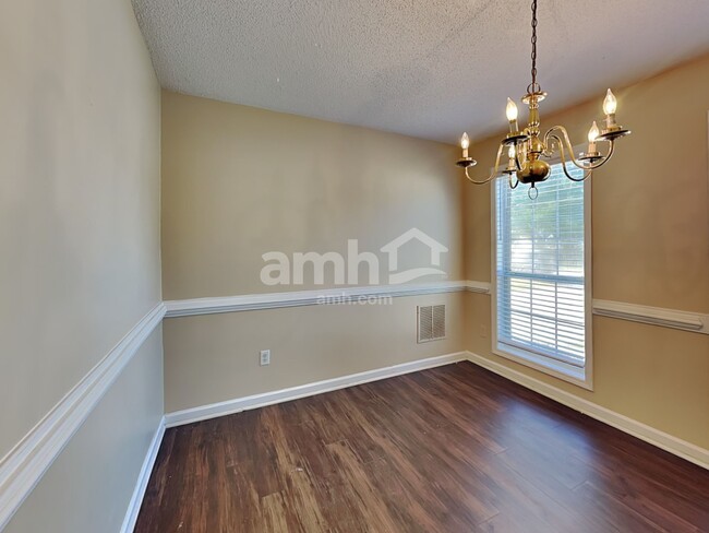 Building Photo - 1319 Vine Cir