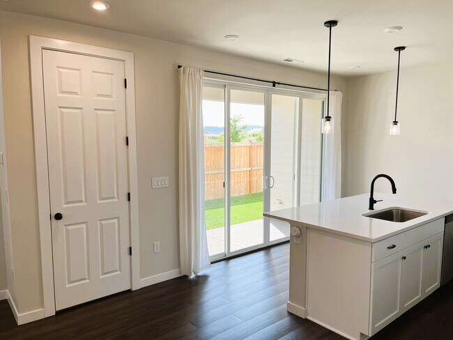 Building Photo - Modern Luxury Meets Convenience in Hillsboro