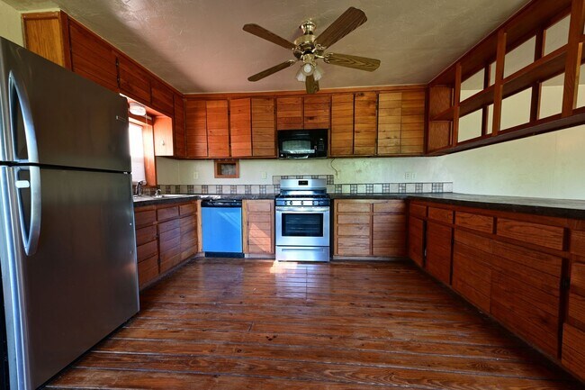 Building Photo - (4) Bed/(2) Bath SE Norman! Country Living!