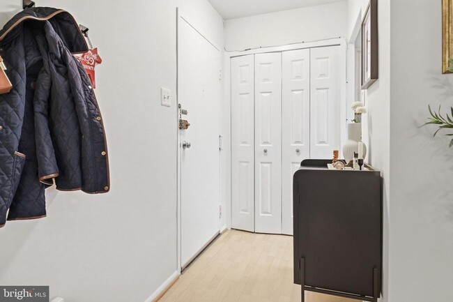 Building Photo - 1210 N Taft St