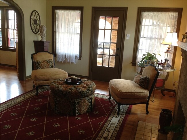 Building Photo - 704 Sue St