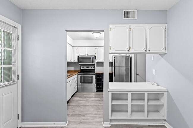 Building Photo - "Charming 2-Bed Condo in Greensboro with Spacious Layout, community clubhouse and POOL!"