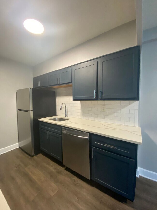 Building Photo - Updated Two Bed Two Bath Apt in Dogtown!