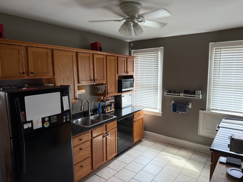 Kitchen - 2472 Fairview Ave