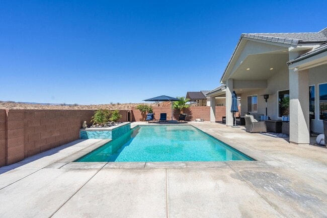 Building Photo - Stunning 5 Bed, 3 Bath Home with a 3 Car Garage