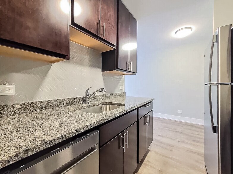 Building Photo - 525 W Surf St