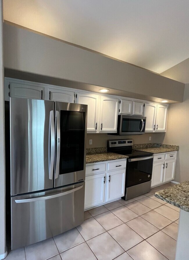 Building Photo - 4 Bedroom Home Near N McQueen Rd and E Cha...