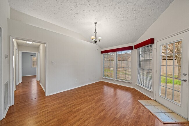 Building Photo - 18123 Lake Bend Dr