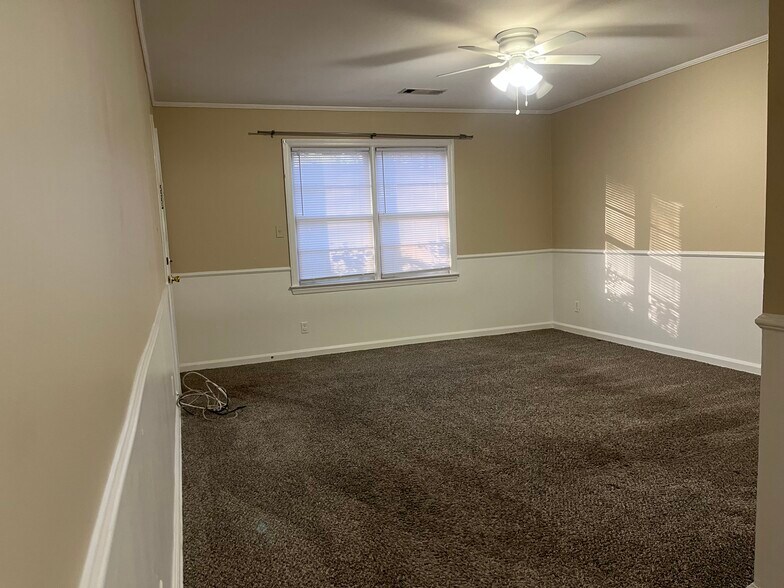 Building Photo - 1034 N PIERCE AVE