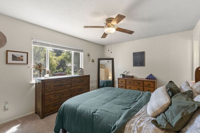 Building Photo - Stunning 3 Bedroom House Located in Easter...