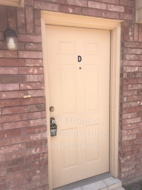 Building Photo - 1304 E Quail St