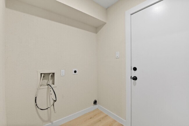 Building Photo - 2322 Aprilmont Dr