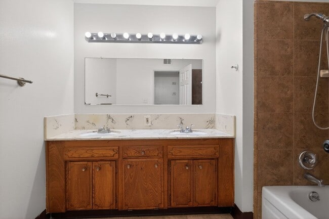 Building Photo - 4115 N Briarwood Ave