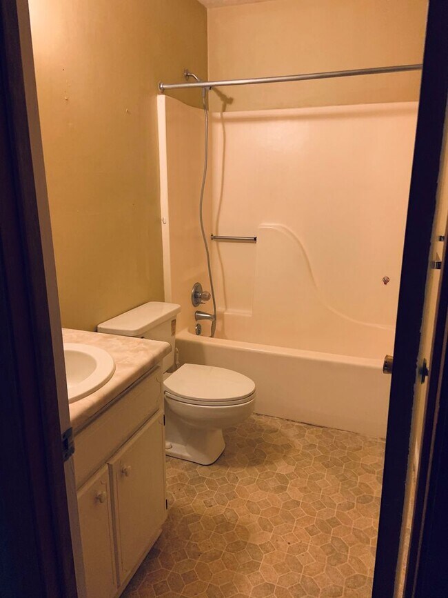 Building Photo - 404 Pinecrest Dr