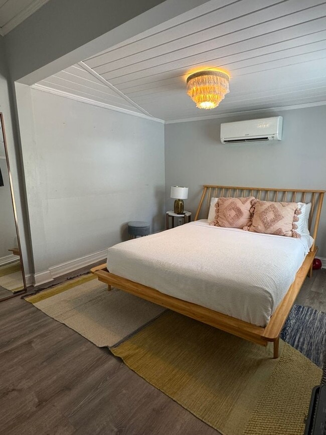 Building Photo - Old Town Cottage Ready for Move In!